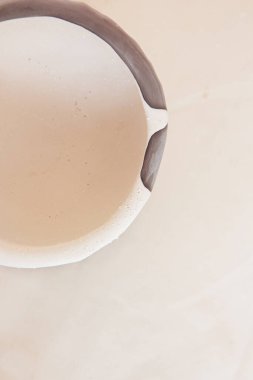 Seramik çanak çömlek. El işi kil toprak çanakları zanaatkar sınıfı atölyesinde. Çömlek üstü görünümü