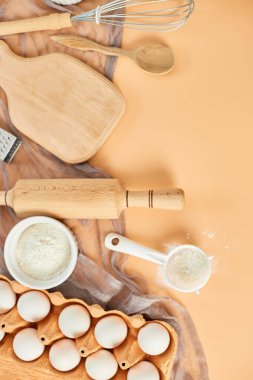 Pastane, mutfak iskeleti, malzemeler, pastel turuncu arka planda hamur işi için mutfak malzemeleri. Üst görünüm, alanı kopyala.