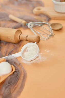 Pastane, mutfak iskeleti, malzemeler, pastel turuncu arka planda hamur işi için mutfak malzemeleri. Üst görünüm, alanı kopyala.