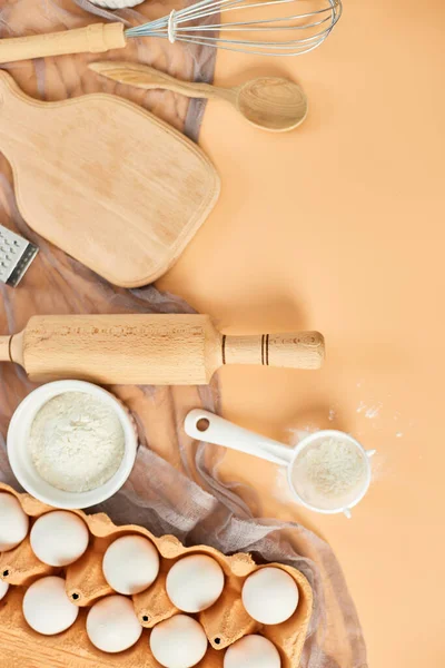 Pastane, mutfak iskeleti, malzemeler, pastel turuncu arka planda hamur işi için mutfak malzemeleri. Üst görünüm, alanı kopyala.