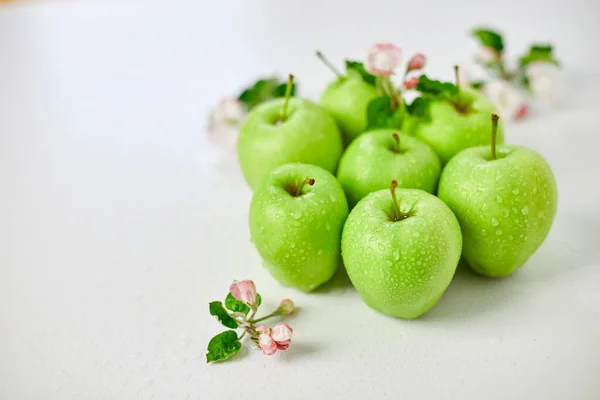 Asiento Plano Flores Manzana Manzanas Verdes Maduras Sobre Fondo Blanco — Foto de Stock