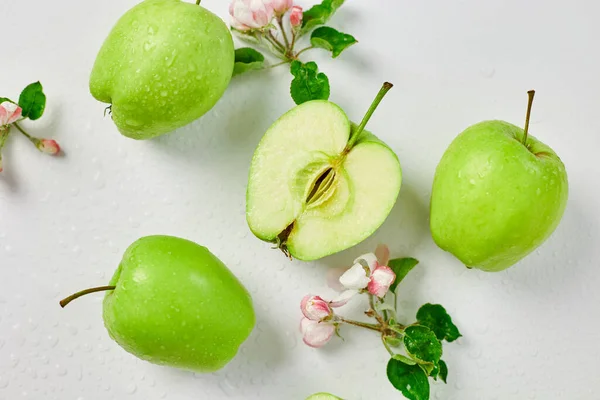 Asiento Plano Flores Manzana Manzanas Verdes Maduras Sobre Fondo Blanco — Foto de Stock