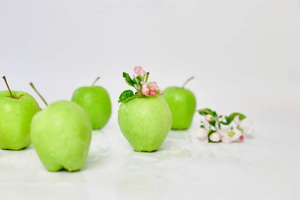 Flores Manzana Manzanas Verdes Maduras Sobre Fondo Blanco Frutas Flores — Foto de Stock