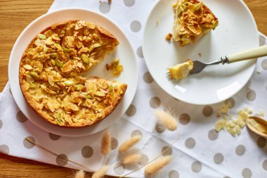 Elmalı ya da armutlu turta, karamelli turta, ahşap masa, fotokopi alanı, üst manzara..