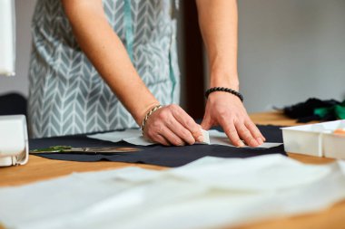 Adam terzinin dikiş kalıpları, atölye, tekstil endüstrisi, hobi, küçük işletme çalışma alanı ile çalışan erkek terzi. Oluşturma süreci DIY, Terzinin İş Yeri.