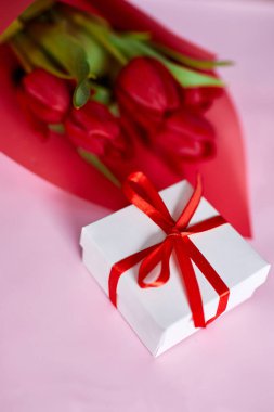 Kırmızı laleler kırmızı kağıda sarılıp hediye paketi, şenlikli arka plan, Mutlu Anneler Günü konsepti, Kadınlar Günü, doğum günü, 8 Mart, Sevgililer Günü
