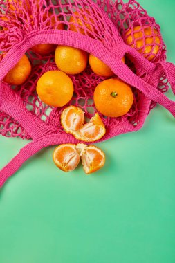 Flat, yeşil tuval arka planında mandalina meyveleri, sıfır atık konsepti, yerel çiftçi pazarı, alışveriş merkezi, üst görünüm, fotokopi alanı, plastiksiz ürünler,.