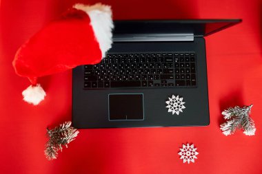 Noel alışverişi online konsept, yeşil ekranlı dizüstü bilgisayar Noel süslü hediyeler, masaüstü dizüstü bilgisayar, hediye kutuları.