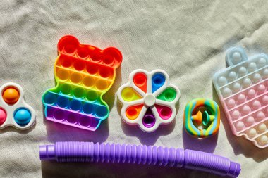  Rengarenk eğilimin üst görüntüsü farklı şekillerde baloncuk duyusal oyuncaklar, silikon oyuncaklar anti-stres patlat, basit gamze, çocuklar için yeni trend, otizm için oyuncaklar