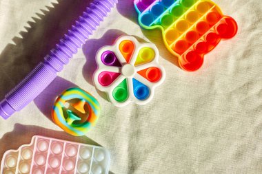  Rengarenk eğilimin üst görüntüsü farklı şekillerde baloncuk duyusal oyuncaklar, silikon oyuncaklar anti-stres patlat, basit gamze, çocuklar için yeni trend, otizm için oyuncaklar