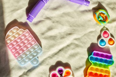  Rengarenk eğilimin üst görüntüsü farklı şekillerde baloncuk duyusal oyuncaklar, silikon oyuncaklar anti-stres patlat, basit gamze, çocuklar için yeni trend, otizm için oyuncaklar