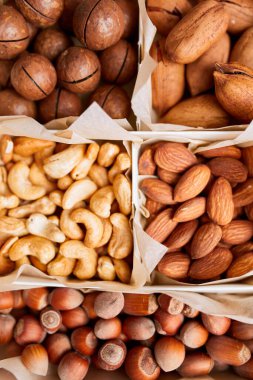 Tahta fındıklı fındıklar: pekan cevizi, badem, macadamia, Brezilya cevizi, fındık, mineral ve protein açısından zengin. Sağlıklı beslenme, yüksek oranda çinko, magnezyum ve vitamin, online sipariş, alışveriş konsepti.