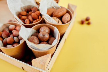 Tahta fındıklı fındıklar: pekan cevizi, badem, macadamia, Brezilya cevizi, fındık, mineral ve protein açısından zengin. Sağlıklı beslenme, yüksek oranda çinko, magnezyum ve vitamin, online sipariş, alışveriş konsepti.