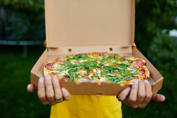Entrega Pizza Homem Irreconhecível Mensageiro Entregando Pizza Parque Caixa Aberta — Fotografia de Stock