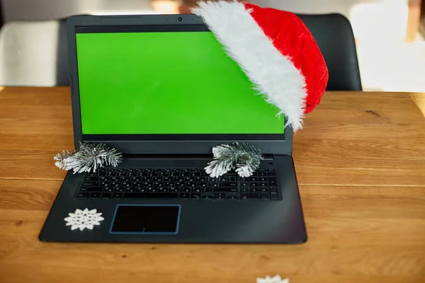 Conceito Compras Natal Line Laptop Com Tela Verde Colocada Mesa — Fotografia de Stock