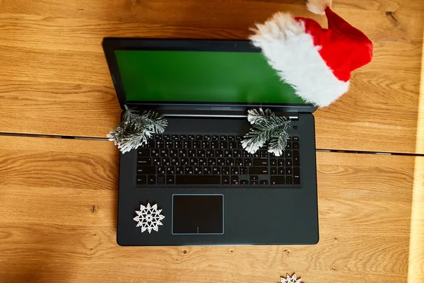 Boże Narodzenie Zakupy Online Koncepcja Laptop Zielonym Ekranem Umieszczone Stole — Zdjęcie stockowe