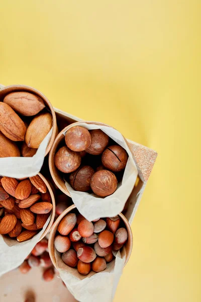 Tahta fındıklı fındıklar: pekan cevizi, badem, macadamia, Brezilya cevizi, fındık, mineral ve protein açısından zengin. Sağlıklı beslenme, yüksek oranda çinko, magnezyum ve vitamin, online sipariş, alışveriş konsepti.