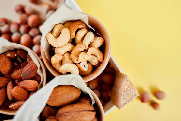 Tahta fındıklı fındıklar: pekan cevizi, badem, macadamia, Brezilya cevizi, fındık, mineral ve protein açısından zengin. Sağlıklı beslenme, yüksek oranda çinko, magnezyum ve vitamin, online sipariş, alışveriş konsepti.