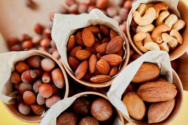 Tahta fındıklı fındıklar: pekan cevizi, badem, macadamia, Brezilya cevizi, fındık, mineral ve protein açısından zengin. Sağlıklı beslenme, yüksek oranda çinko, magnezyum ve vitamin, online sipariş, alışveriş konsepti.