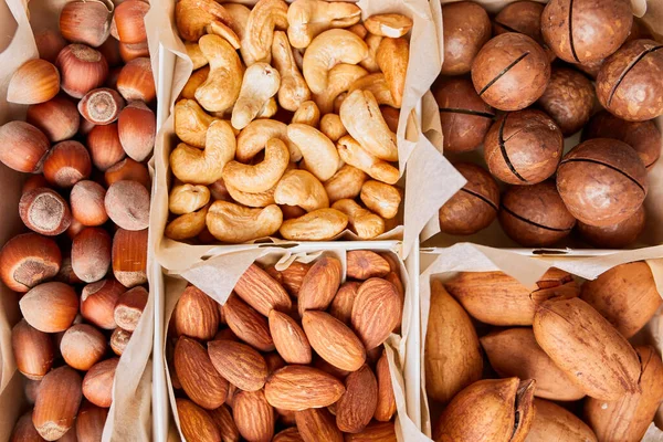 Tahta fındıklı fındıklar: pekan cevizi, badem, macadamia, Brezilya cevizi, fındık, mineral ve protein açısından zengin. Sağlıklı beslenme, yüksek oranda çinko, magnezyum ve vitamin, online sipariş, alışveriş konsepti.