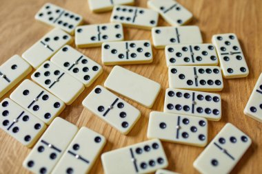 Tahta masa arkaplanındaki beyaz domino oyunlarının en üst görünümü kopya alanı, masa oyunu konsepti