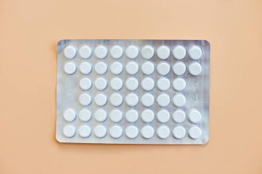 Turuncu arka planda farklı ilaç paketleri, vitamin eksikliği, avitaminoz konsepti, çeşitli ilaç hapları, diyet destekli sağlık ürünleri,.