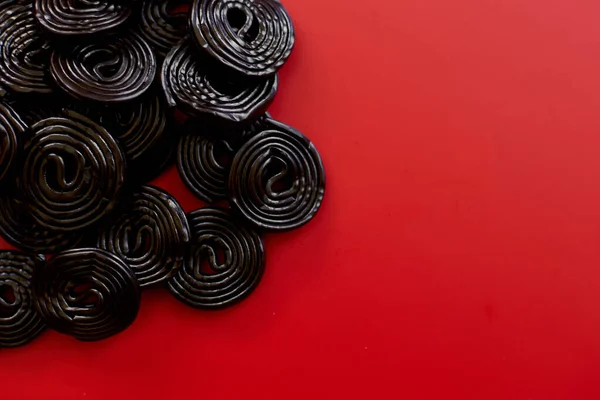 Flat Lay Gustose Caramelle Alla Liquirizia Nera Sfondo Rosso Candy — Foto Stock