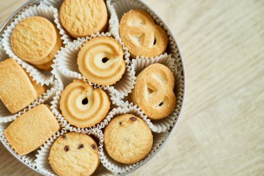 Üst manzara teneke kutuda Danimarka kurabiyeleri, çıtır çıtır bisküviler, fırında hamur işi, tatlı yiyecekler, mesaj için yer..