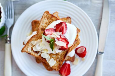 Fransız tostu, çilek ve akçaağaç şurubu, günaydın.