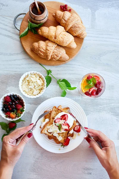 Mujer Mano Desayunando Tostadas Francesas Con Fresas Jarabe Arce Buenos — Foto de Stock