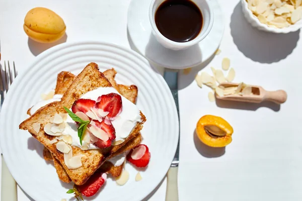 Breakfast French Toast Strawberries Maple Syrup Good Morning — Fotografia de Stock