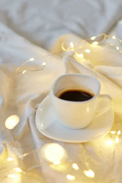 Egy Csésze Kávé Ágyban Gerland Fényekkel Másolás Üdvözlőlap Romantikus Reggeli — Stock Fotó