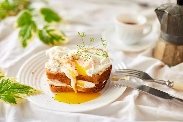 Breakfast White Bed Sheets Good Morning Toast Poached Eggs Coffee — Photo