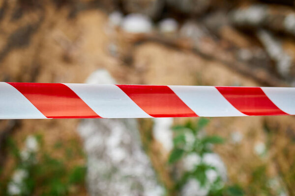 Красная и белая лента предупреждения барьера, знак области для безопасности, сухой рубленый, пиломатериалы деревянные полюса текстуры