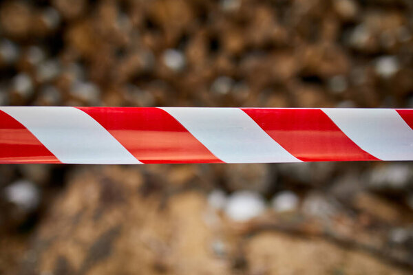Красная и белая лента предупреждения барьера, знак области для безопасности, сухой рубленый, пиломатериалы деревянные полюса текстуры