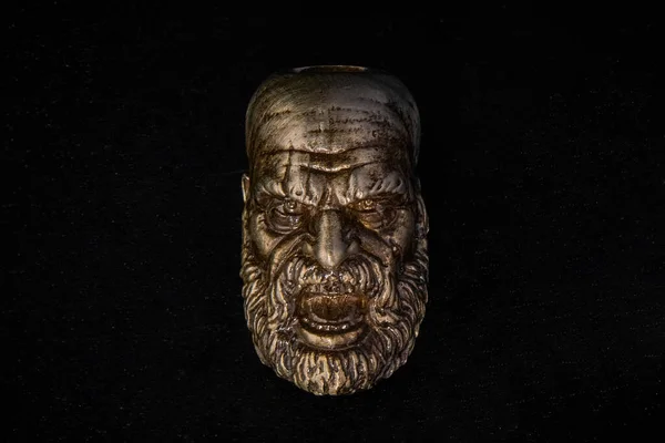 Figuren av en skäggig skrikande man gjord av brons — Stockfoto