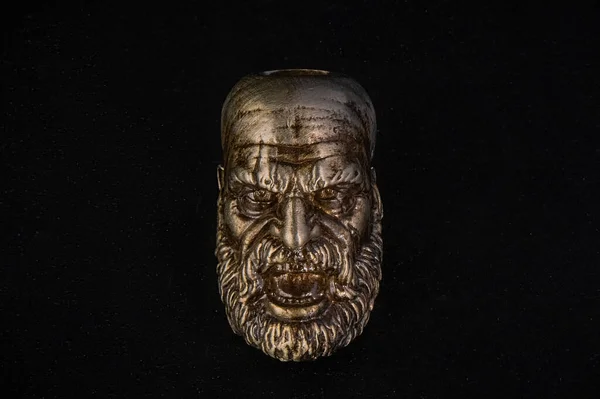 A figura de um homem barbudo gritando feito de bronze — Fotografia de Stock