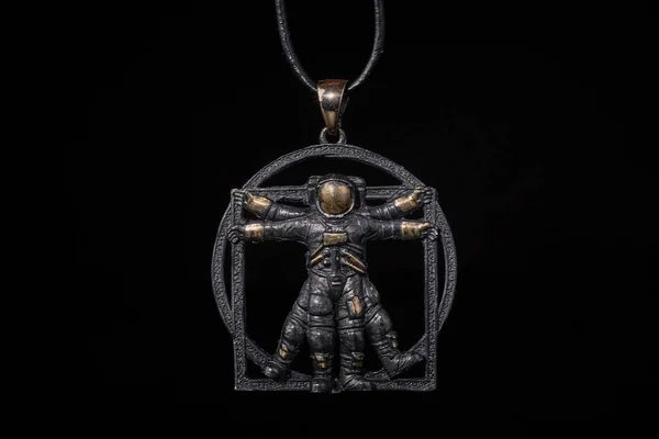 Uzaklaştırılmış bir uzaylı astronot figürü.