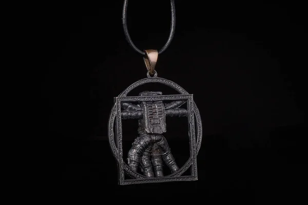 Uzaklaştırılmış bir uzaylı astronot figürü.