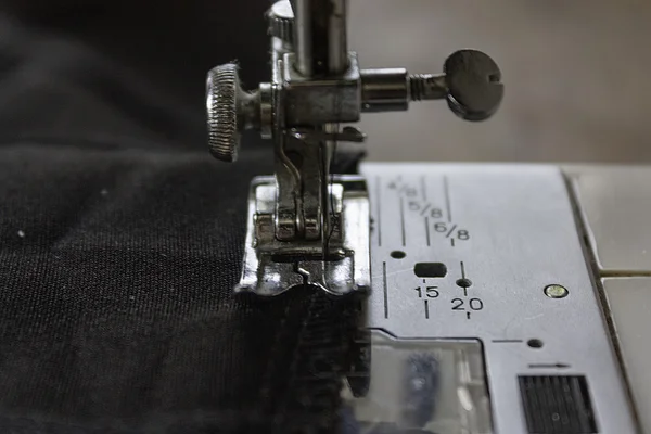Seamstress Using Sewing Machine — Stock Photo, Image