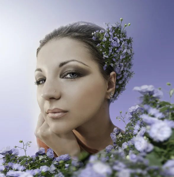 blue Garden mavi gözlü güzel kadın