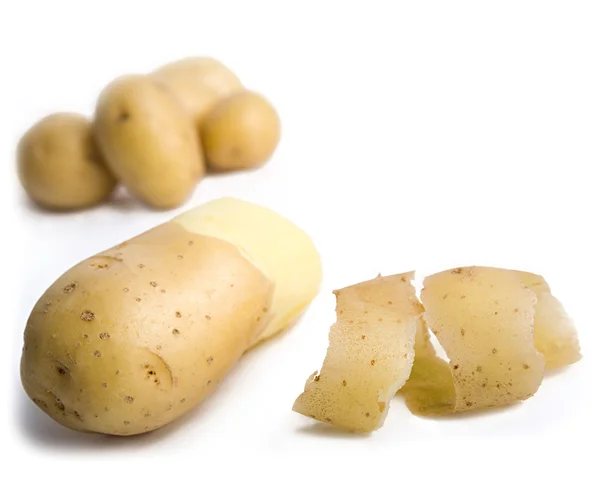 Aardappelen geïsoleerd op wit — Stockfoto