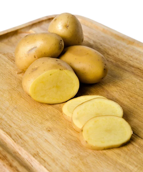 Batatas em tábua de corte isolado em branco — Fotografia de Stock