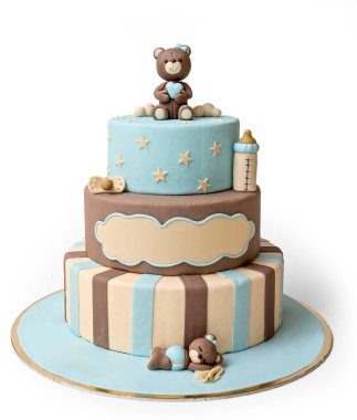 Kahverengi ve mavi doğum günü pastası beyaz arka planda ayılarla izole edilmiş.