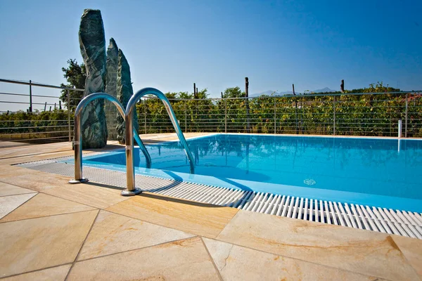 Piscina Campo Com Plantas Fundo — Fotografia de Stock