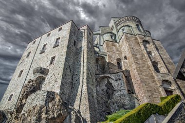 Sacra di San Michele üzerindeki dramatik gökyüzü - Aziz Michael Manastırı, İtalya 'nın kuzeyinde Tourin yakınlarındaki antik ortaçağ manastırı