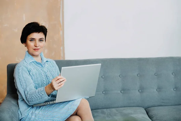 Eine Frau arbeitet von zu Hause — Stockfoto