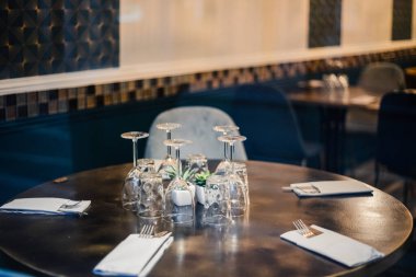 Restoranın dışındaki masada. Masadaki bulanık arka planda şarap kadehlerine odaklan..