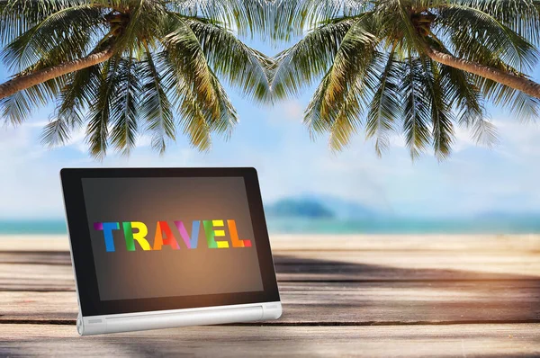 Kolorowe Tęcza Podróży Słowo Komputerze Cyfrowy Tablet Deskach Tropikalnym Tle — Zdjęcie stockowe