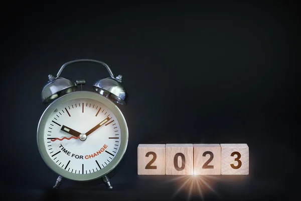 Cubo Madeira Número 2023 Com Despertador Sobre Fundo Preto Tempo — Fotografia de Stock